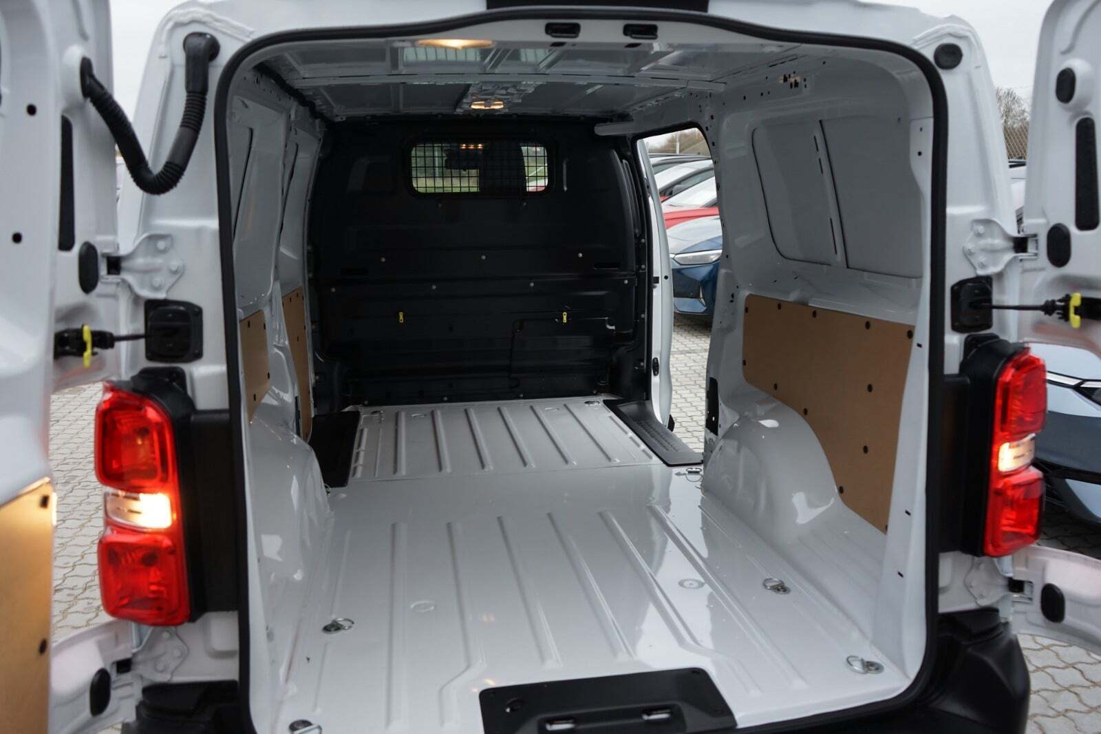 Hvid Toyota ProAce fra 2025