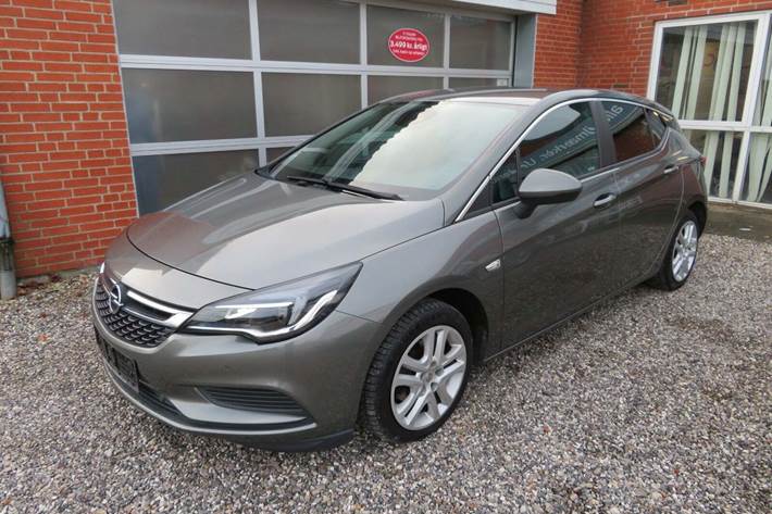 Grå Opel Astra fra 2017 set udefra