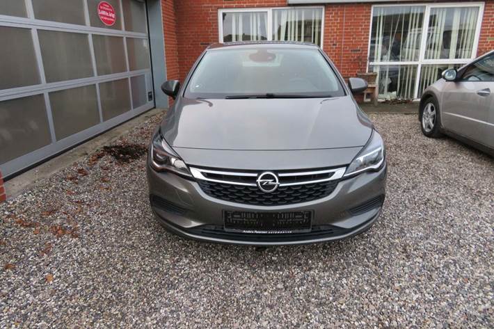 Grå Opel Astra fra 2017
