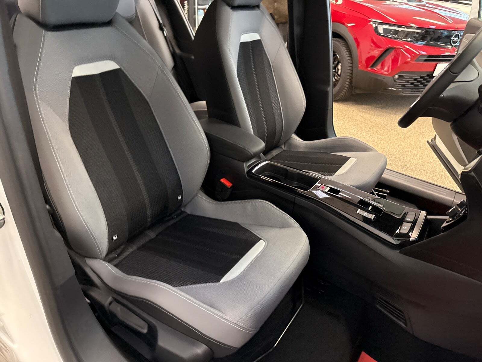 Hvid Opel Mokka-e fra 2024