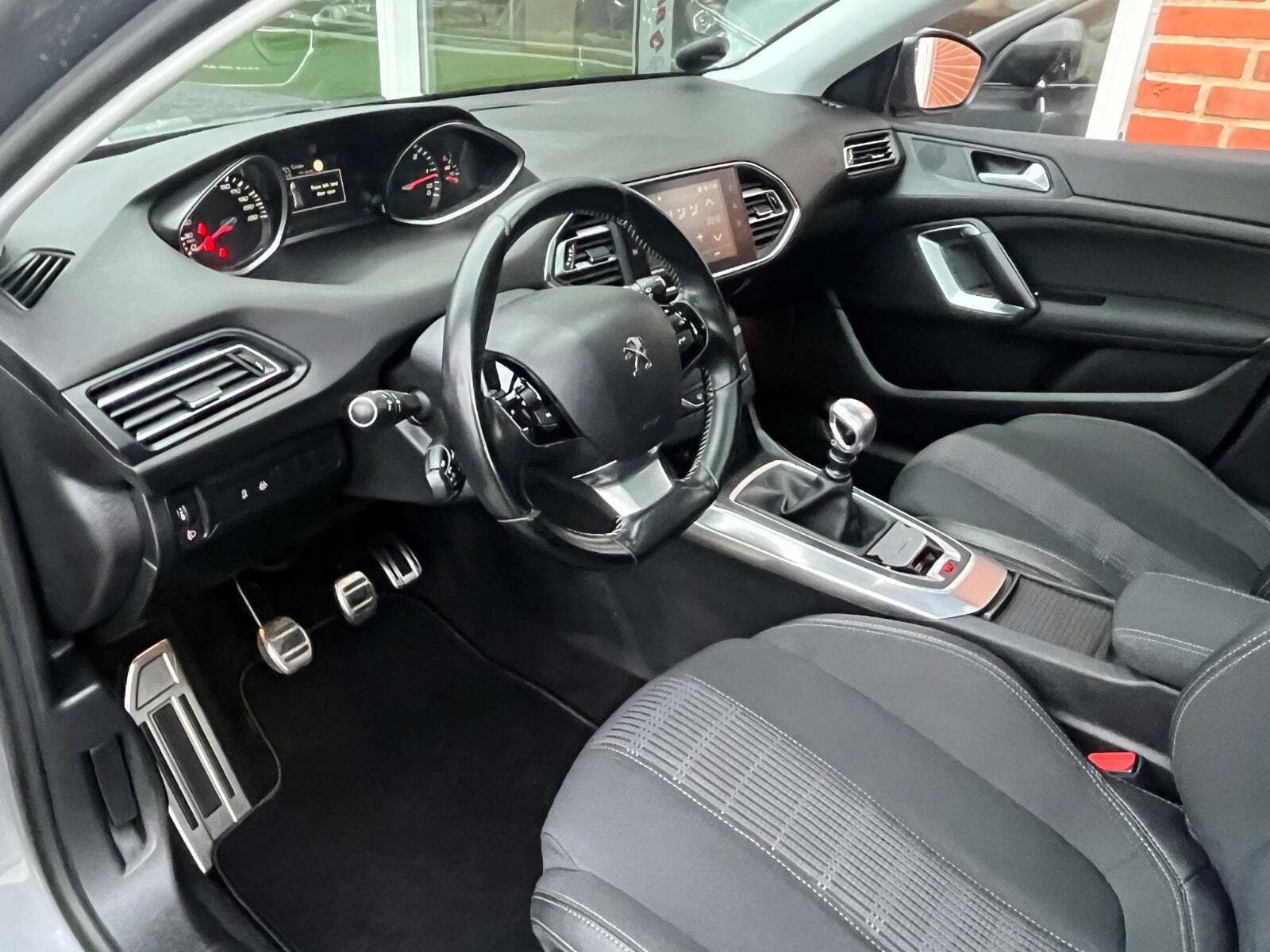 Peugeot 308 1,6 BlueHDi 120 Allure Sky SW