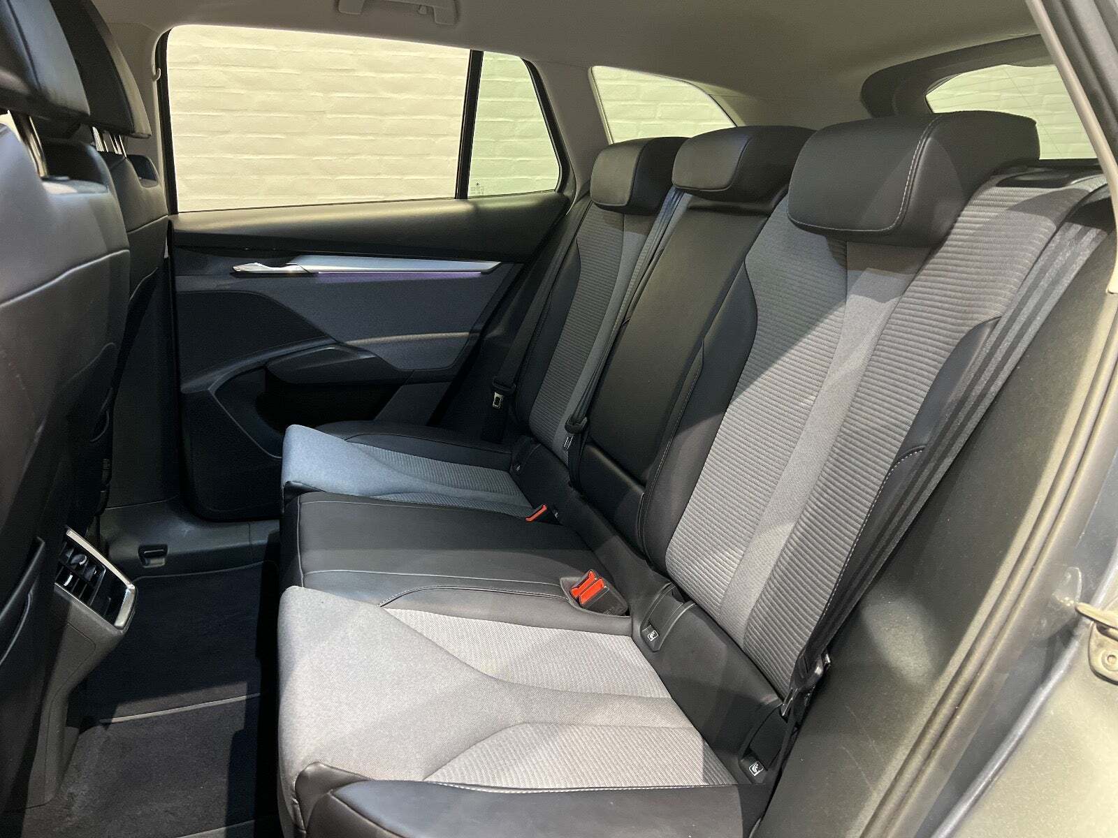 Grå Skoda Enyaq fra 2023