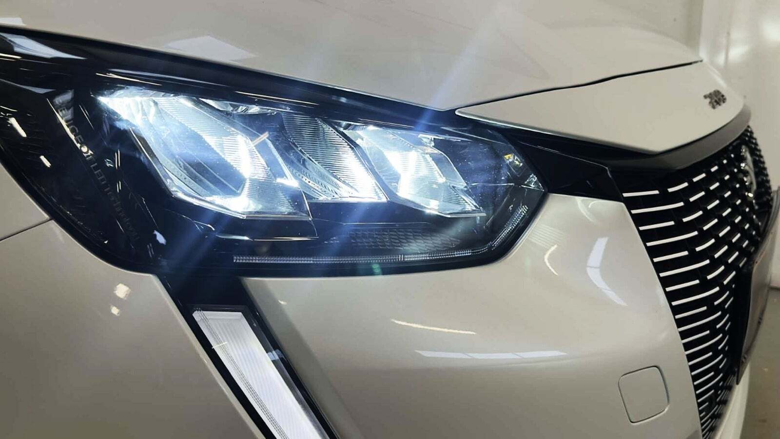 Grøn Peugeot e-208 fra 2021