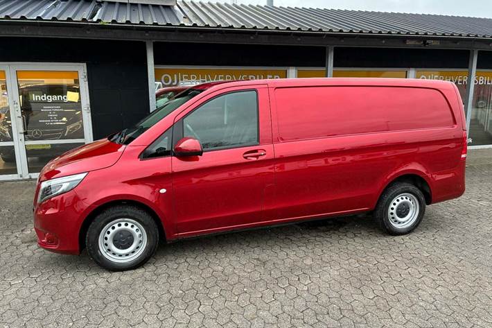 Rød Mercedes Vito 114 fra 2021