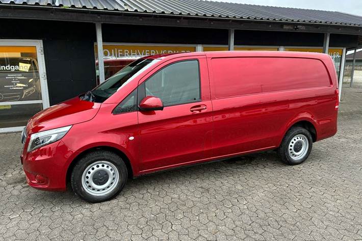Rød Mercedes Vito 114 fra 2021