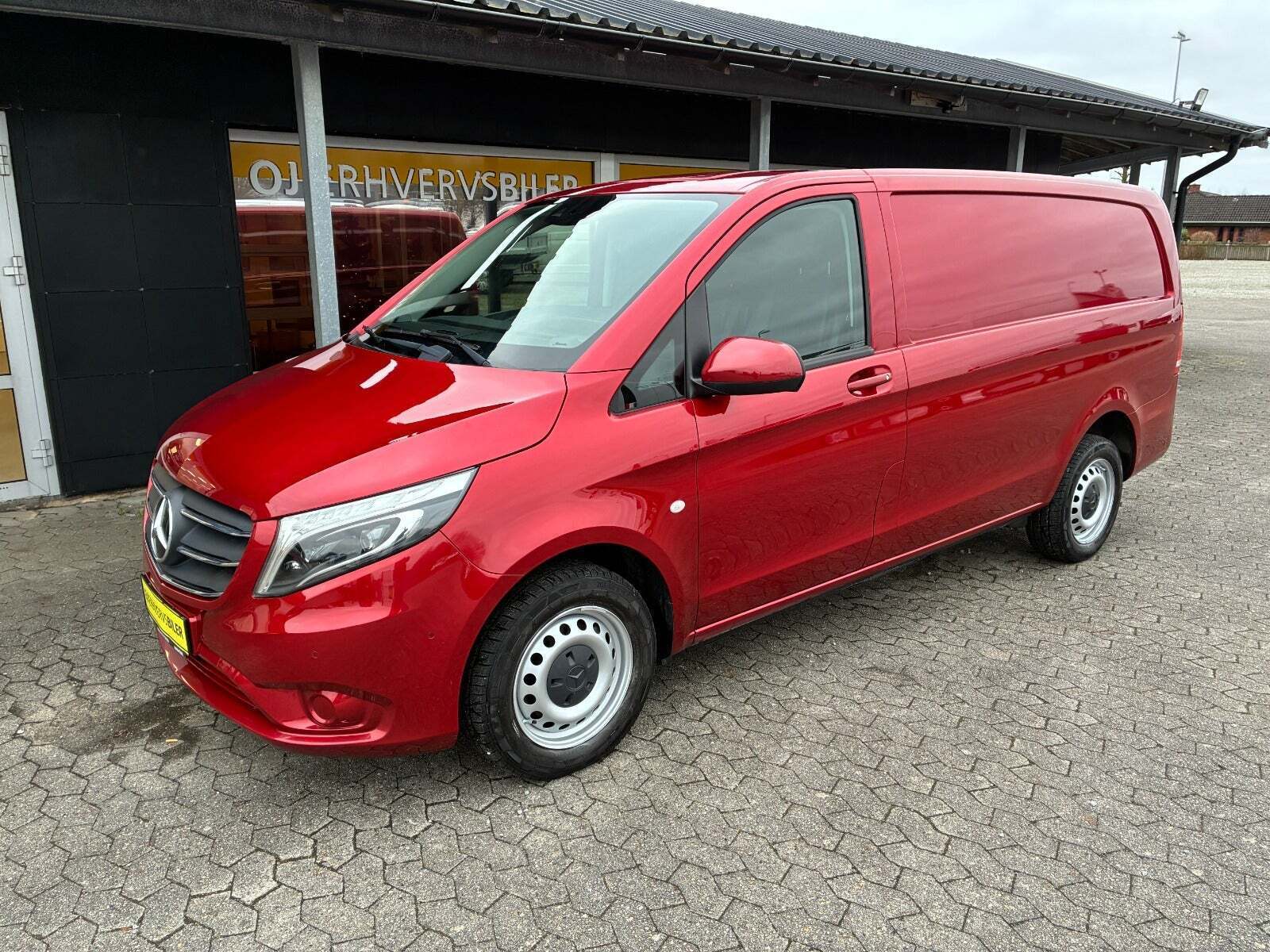 Rød Mercedes Vito 114 fra 2021