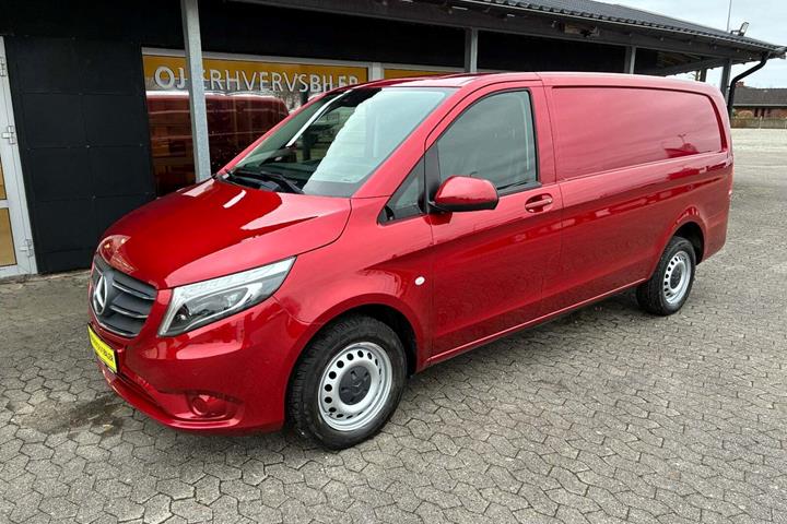 Rød Mercedes Vito 114 fra 2021