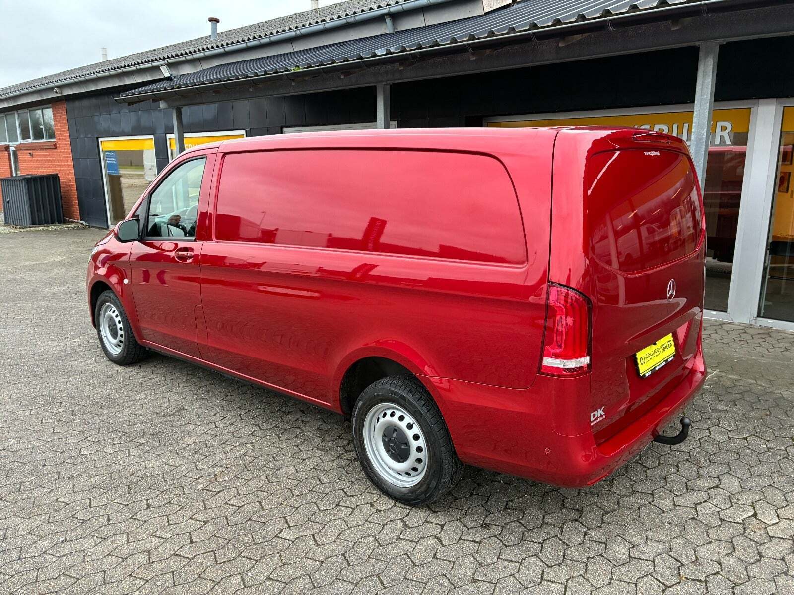 Rød Mercedes Vito 114 fra 2021