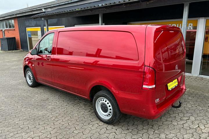 Rød Mercedes Vito 114 fra 2021