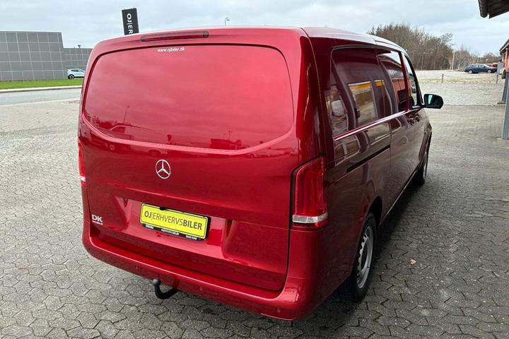 Rød Mercedes Vito 114 fra 2021