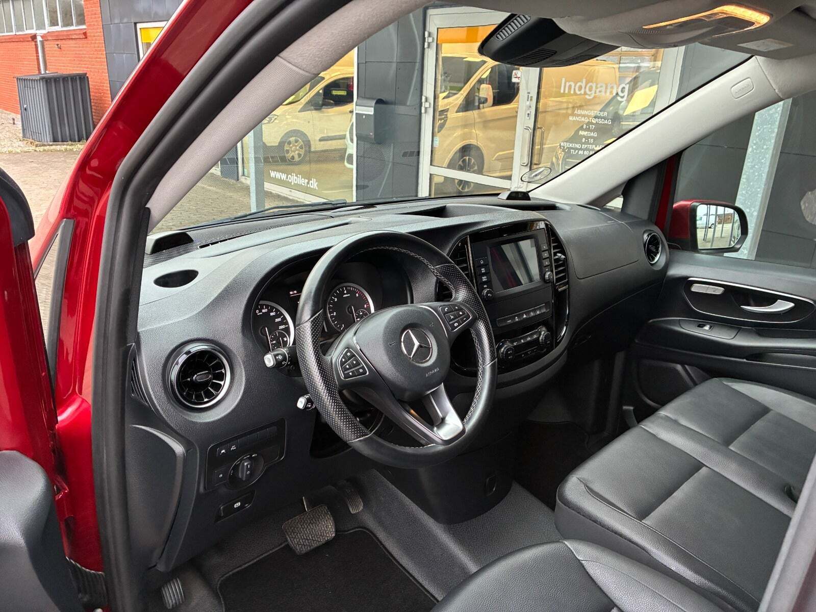 Rød Mercedes Vito 114 fra 2021