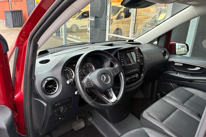 Rød Mercedes Vito 114 fra 2021