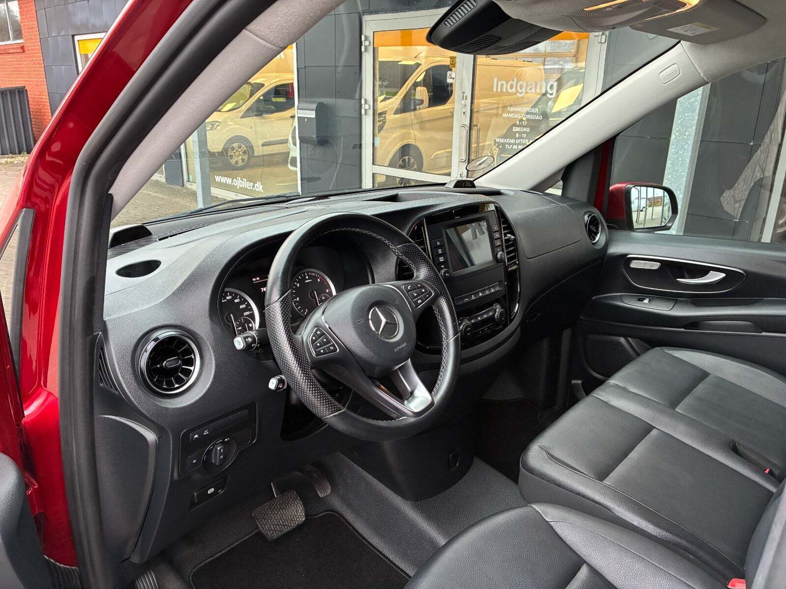 Rød Mercedes Vito 114 fra 2021