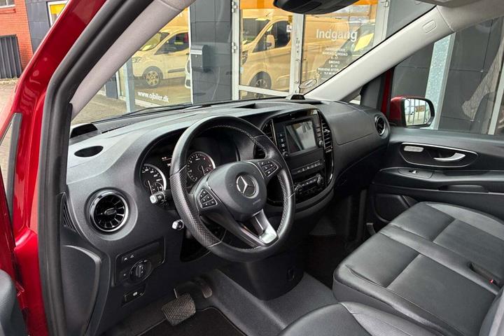 Rød Mercedes Vito 114 fra 2021