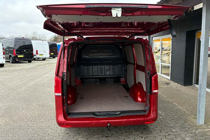 Rød Mercedes Vito 114 fra 2021