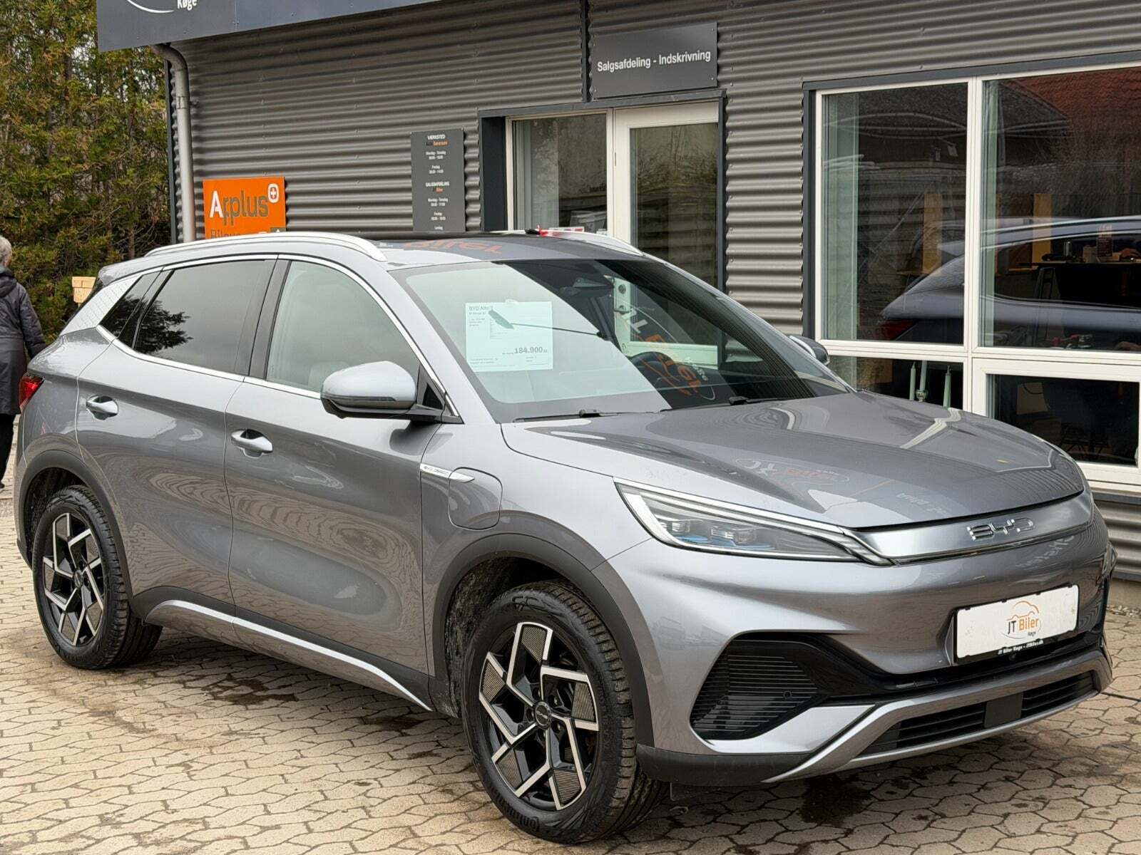 Grå BYD Atto 3 fra 2022 set udefra