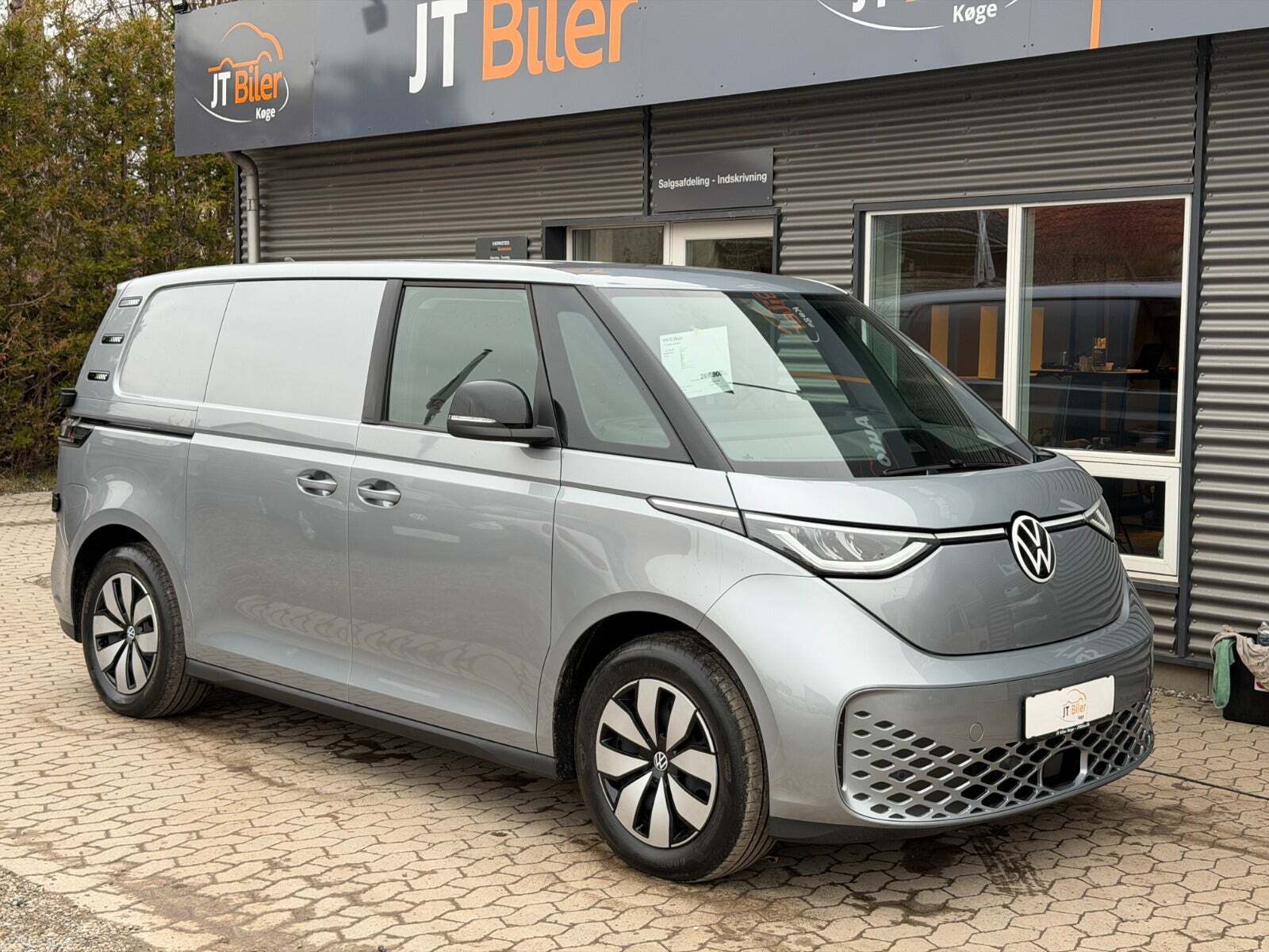 Sølv VW ID.Buzz fra 2024 set udefra