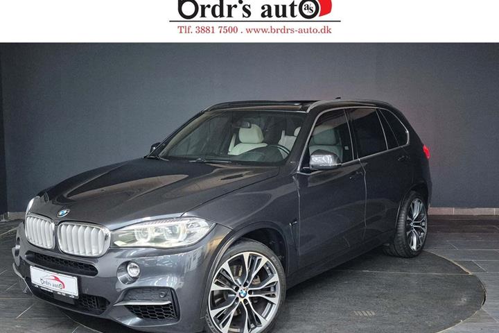 Grå BMW X5 fra 2015 set udefra