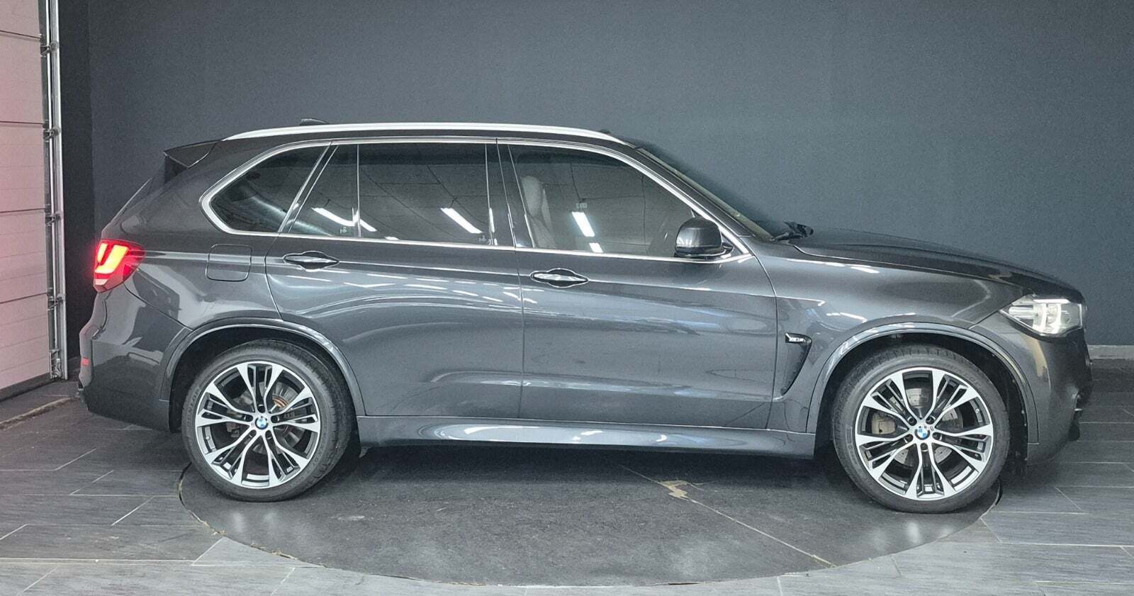 Grå BMW X5 fra 2015