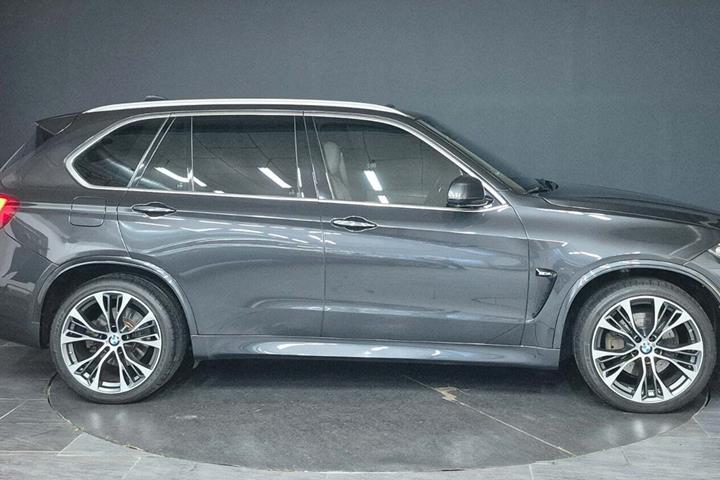 Grå BMW X5 fra 2015