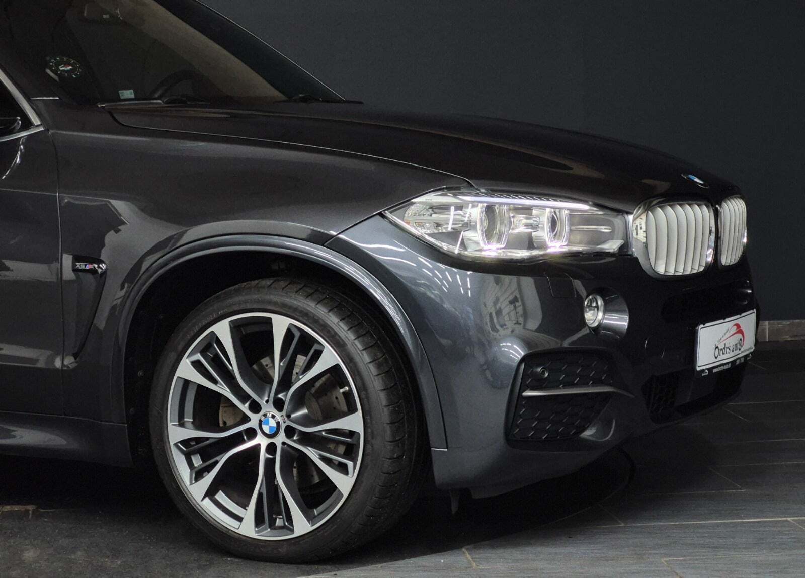 Grå BMW X5 fra 2015