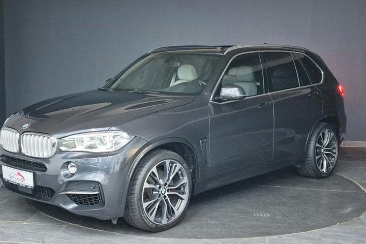 Grå BMW X5 fra 2015