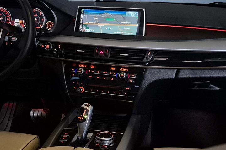 Grå BMW X5 fra 2015