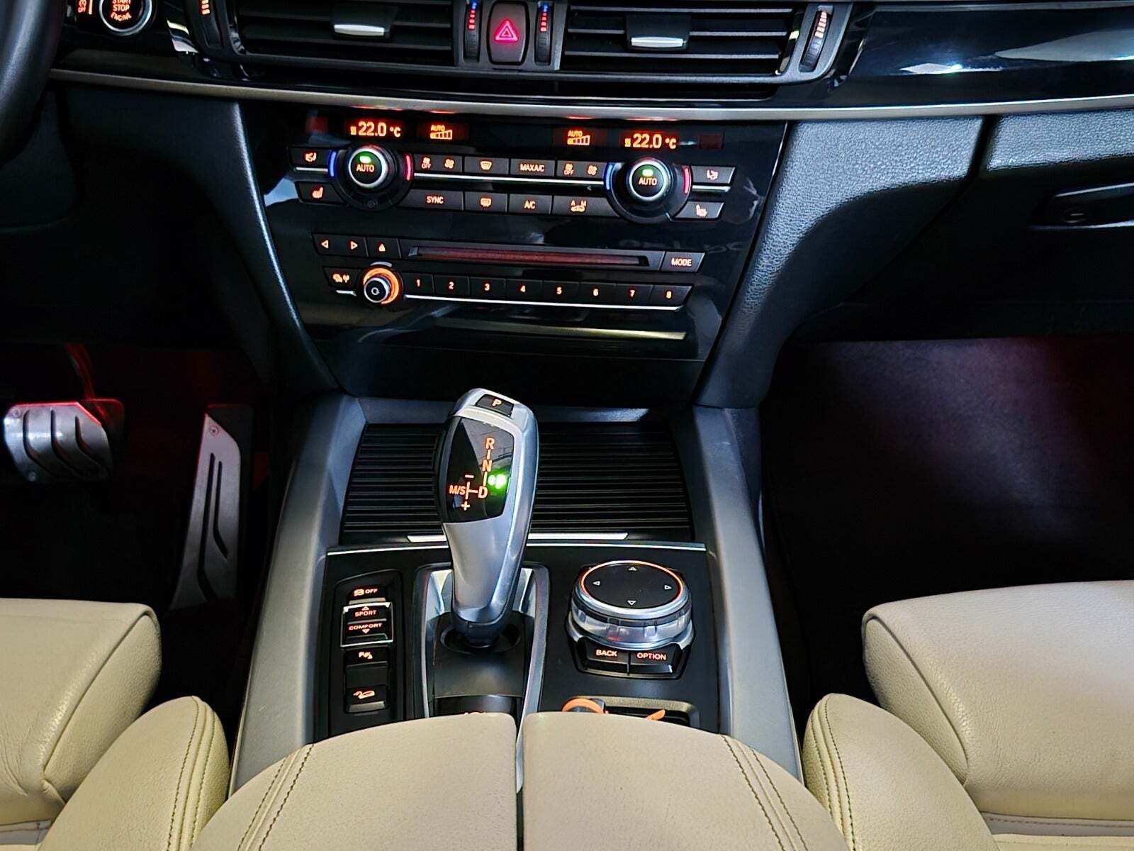 Grå BMW X5 fra 2015