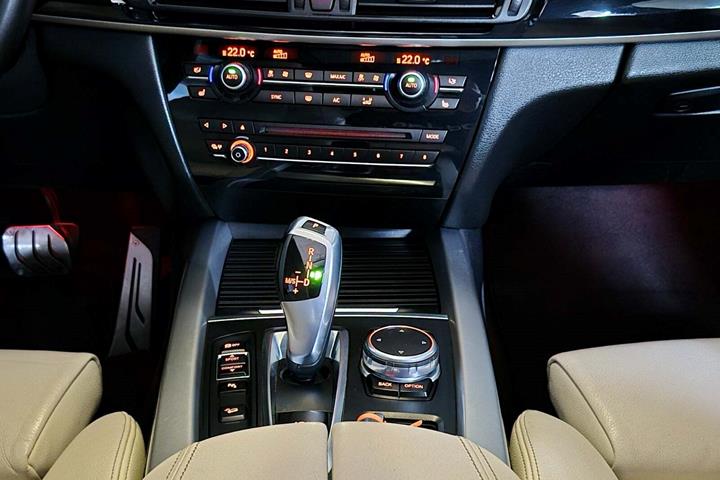 Grå BMW X5 fra 2015