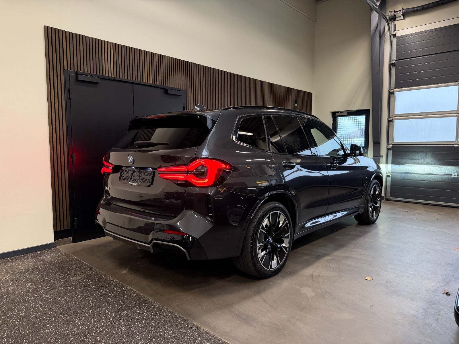 Grå BMW iX3 fra 2022