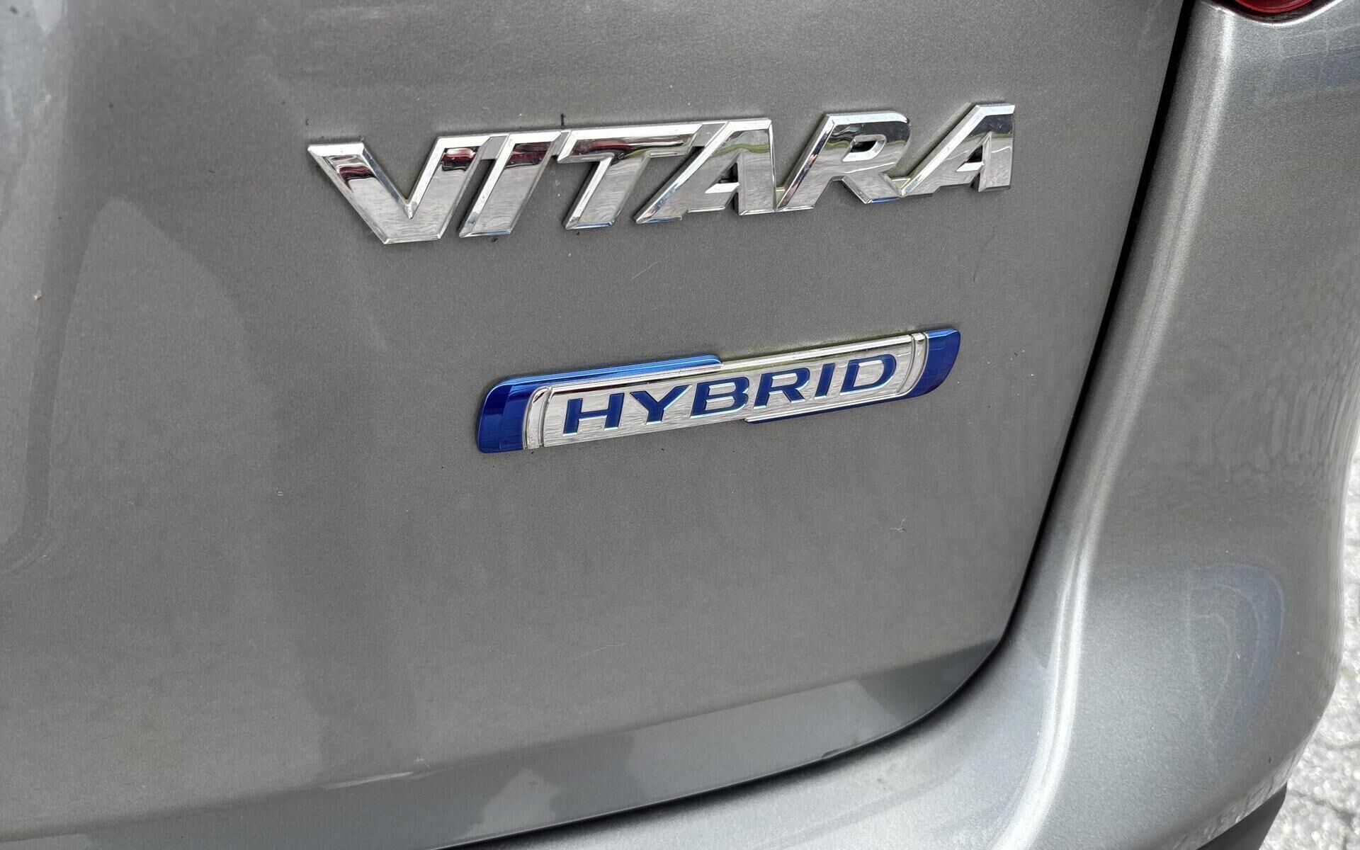 Grå Suzuki Vitara fra 2023