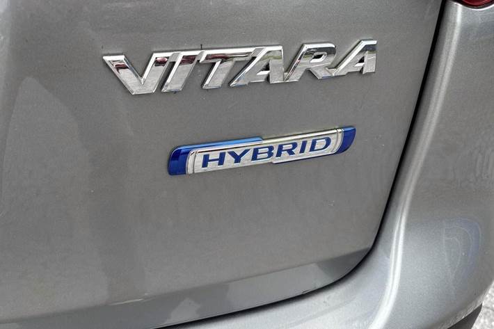 Grå Suzuki Vitara fra 2023