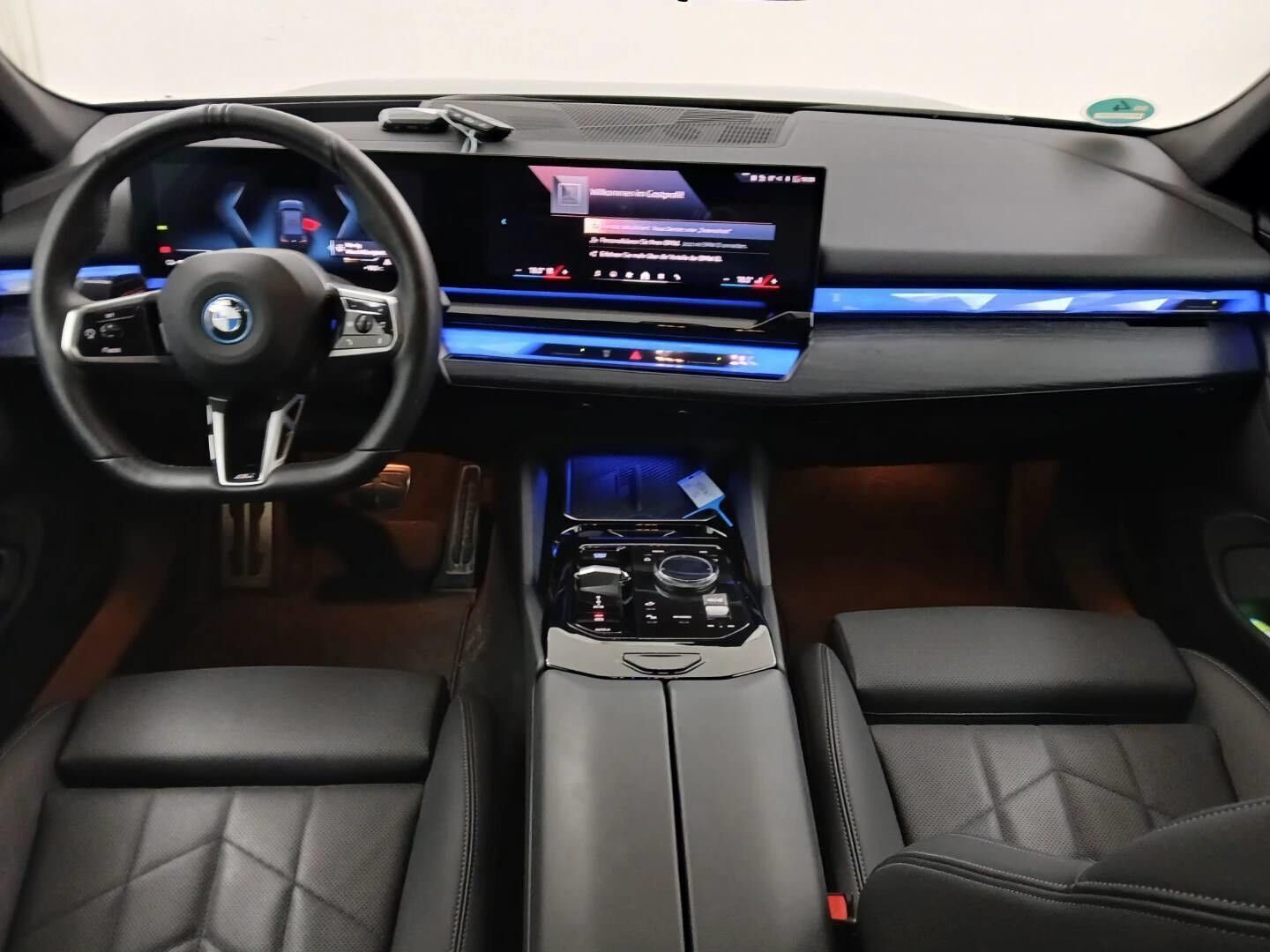 Sort BMW i5 fra 2023