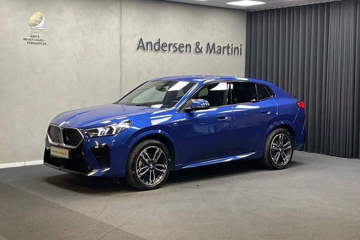 Blå BMW iX2 fra 2025 set udefra