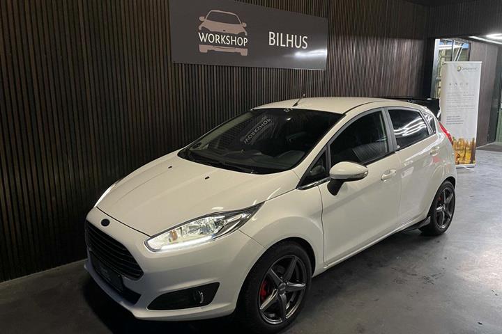 Hvid Ford Fiesta fra 2014 set udefra