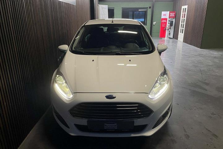 Hvid Ford Fiesta fra 2014