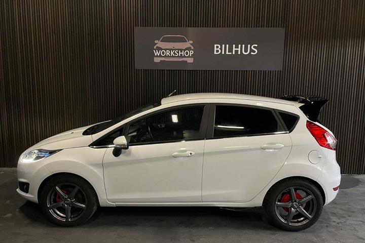 Hvid Ford Fiesta fra 2014
