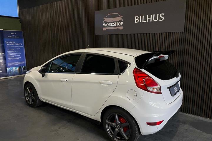 Hvid Ford Fiesta fra 2014