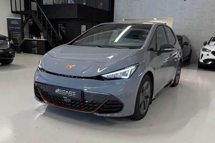 Grå Cupra Born fra 2023 set udefra