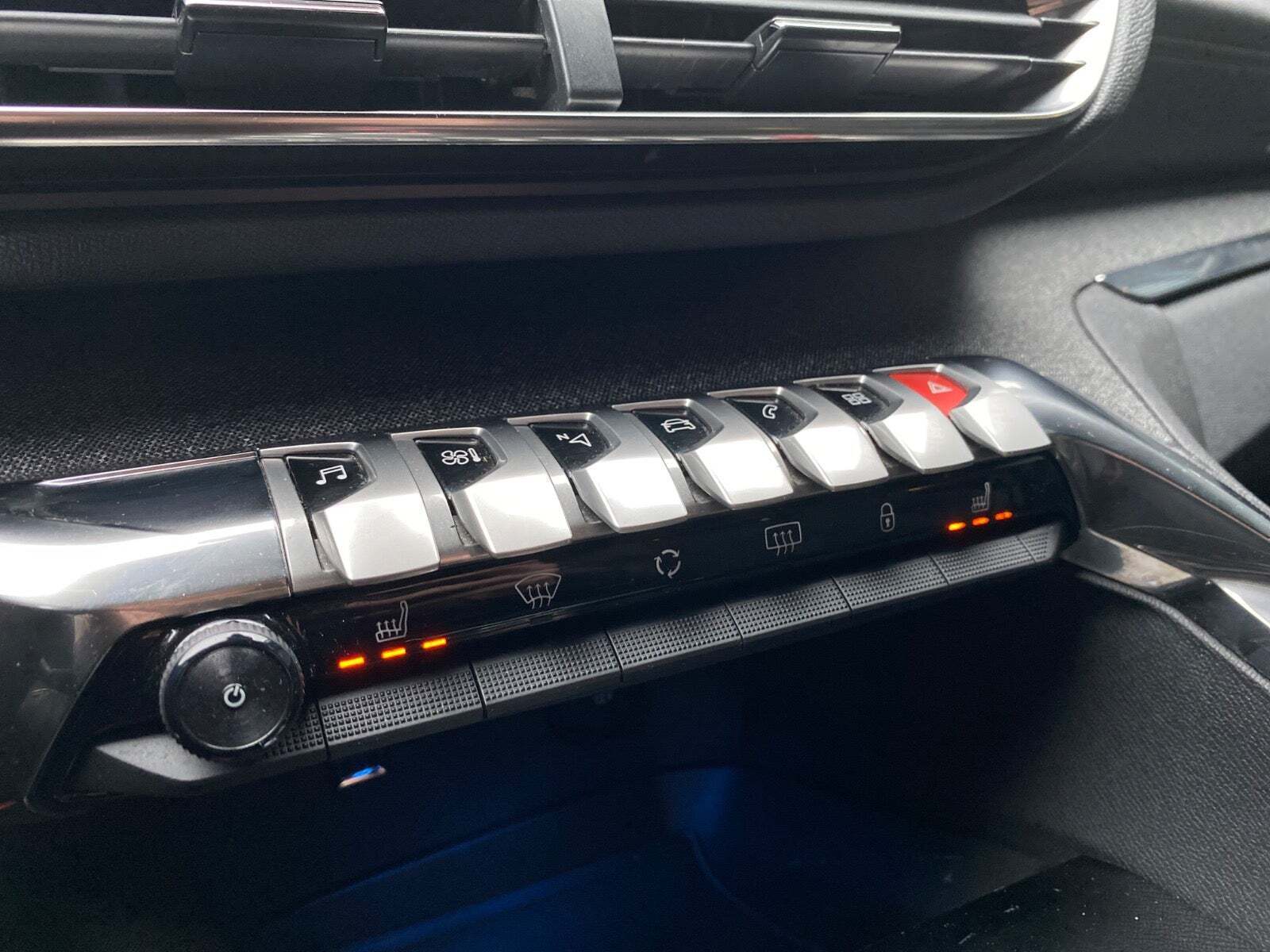 Grå Peugeot 3008 fra 2020