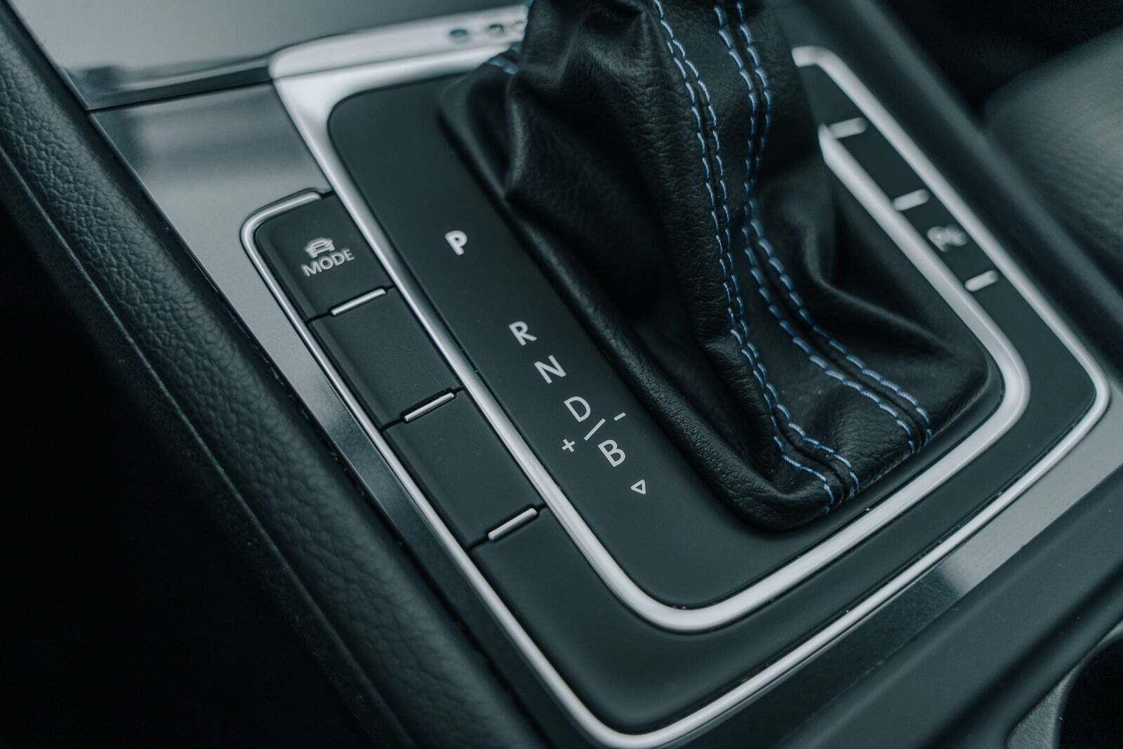 Grå VW e-Golf VII fra 2021