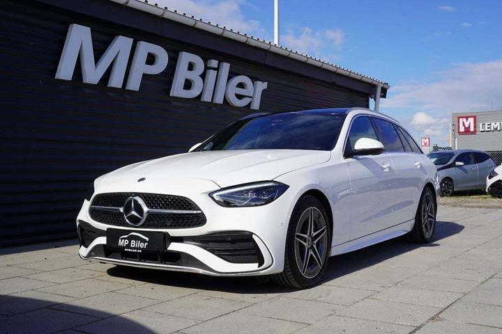 Hvid Mercedes C300 fra 2023 set udefra