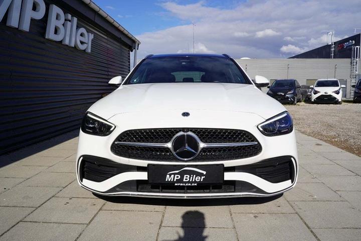 Hvid Mercedes C300 fra 2023 set udefra