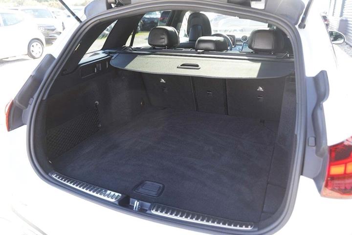 Hvid Mercedes C300 fra 2023