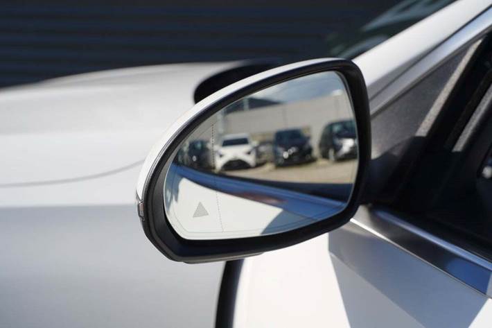 Hvid Mercedes C300 fra 2023