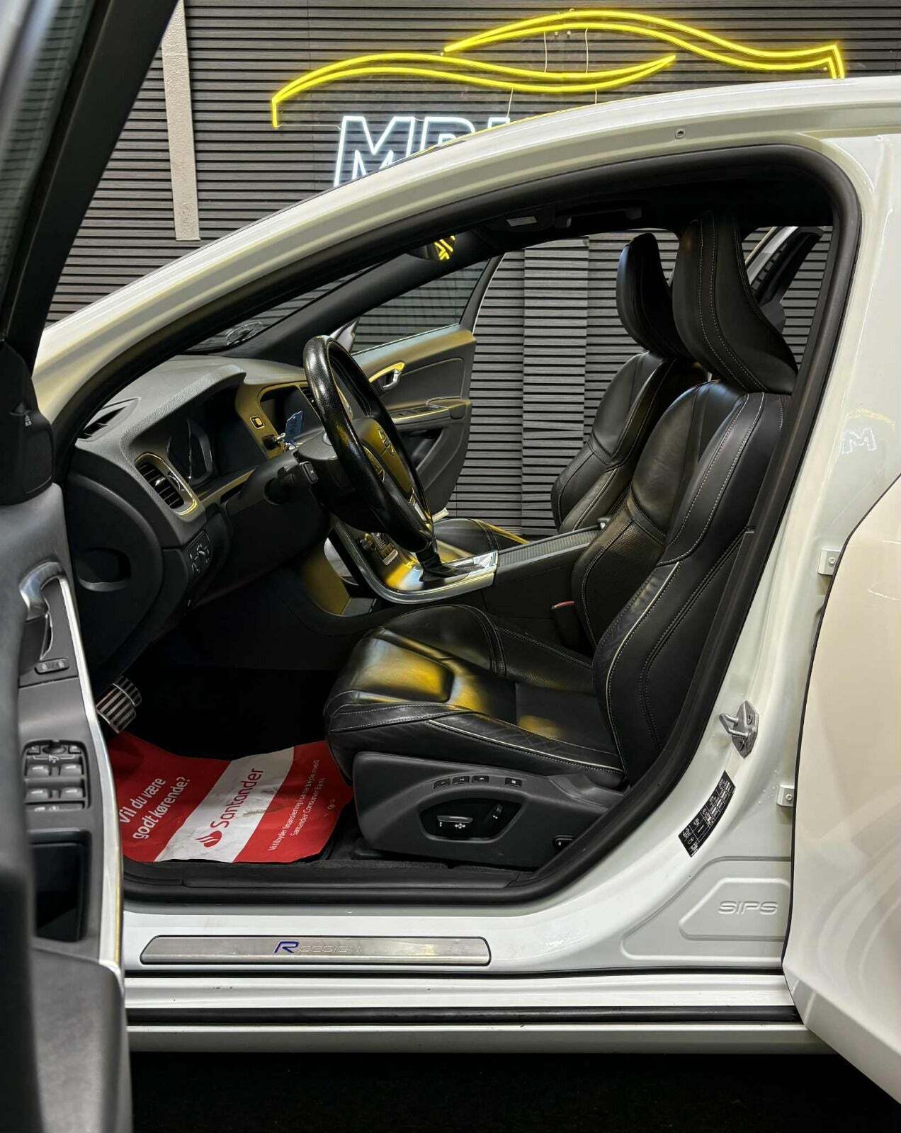 Volvo V60 2,4 D5 215 R-Design aut.