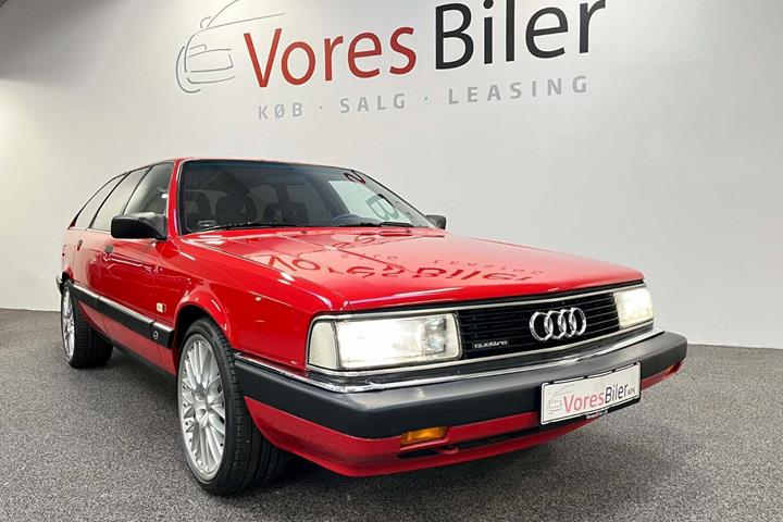 Rød Audi 200 fra 1989 set udefra