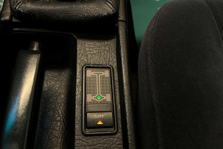 Rød Audi 200 fra 1989 set indefra