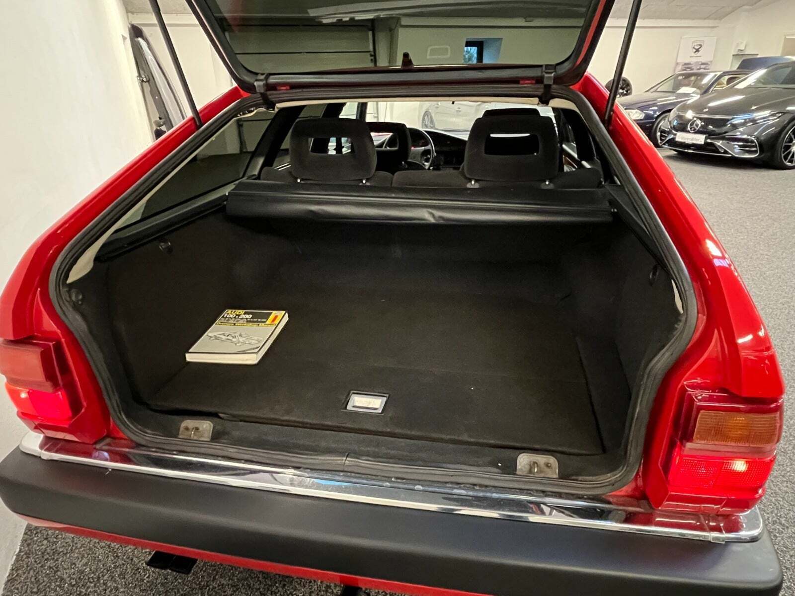 Rød Audi 200 fra 1989 set udefra