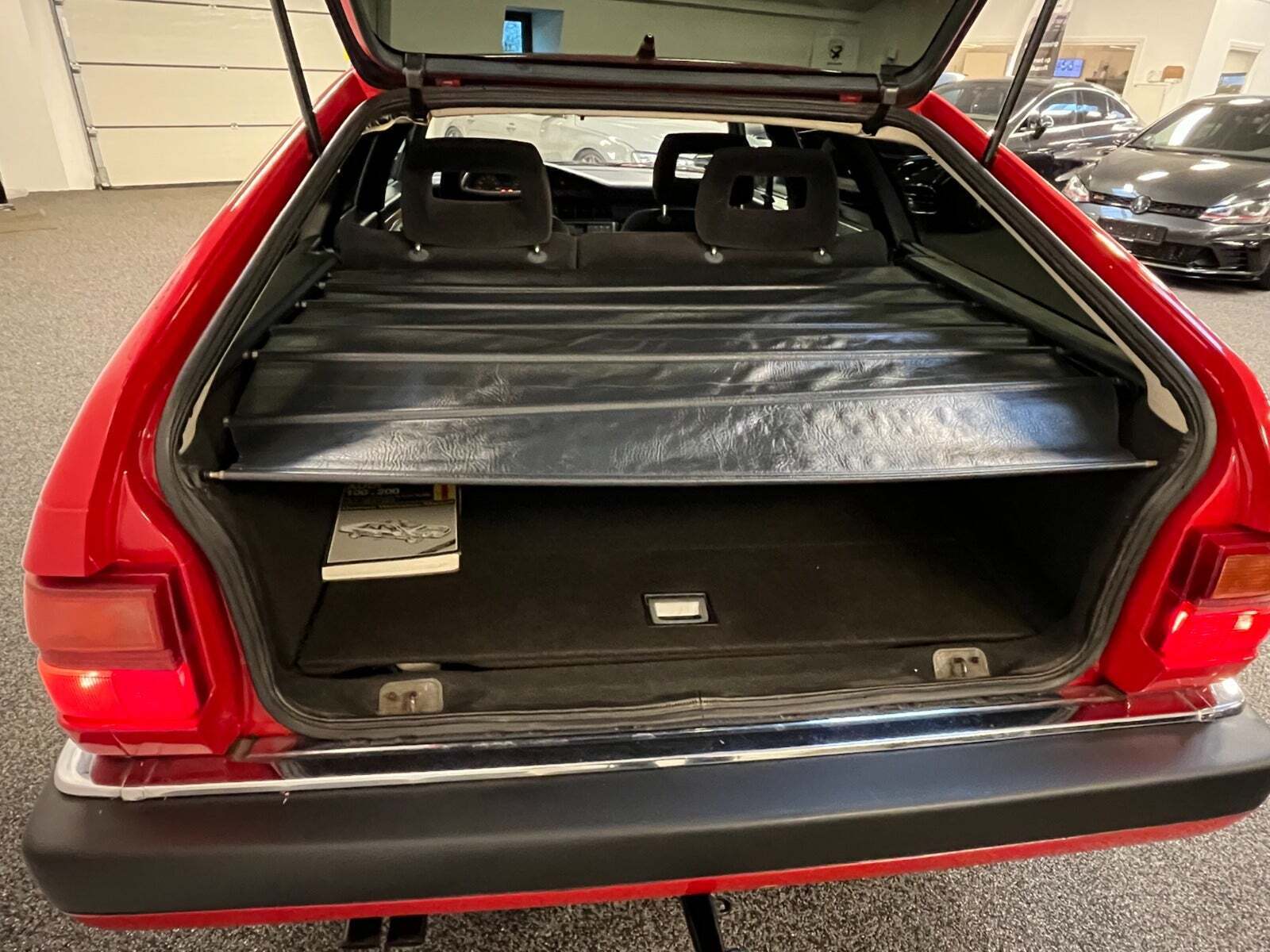 Rød Audi 200 fra 1989 set indefra